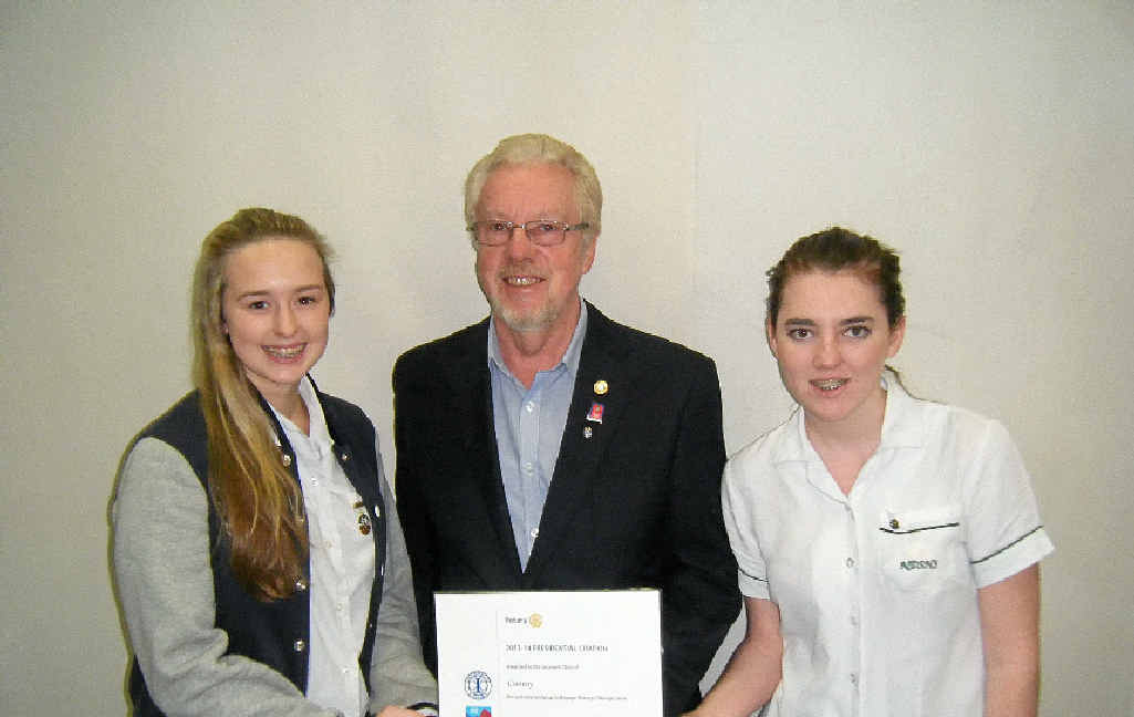 AWARD PRESENTED: Chris Durie, Penny Fisher and Kylie Shaw. AWARD PRESENTED: Chris Durie, Penny Fisher and Kylie Shaw.